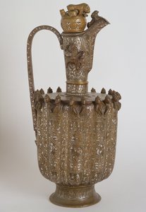 Džbán s rukojetí a víkem, z Khorasan, dynastie Safavid (mosaz s rytinou se stříbrnou intarzií)
